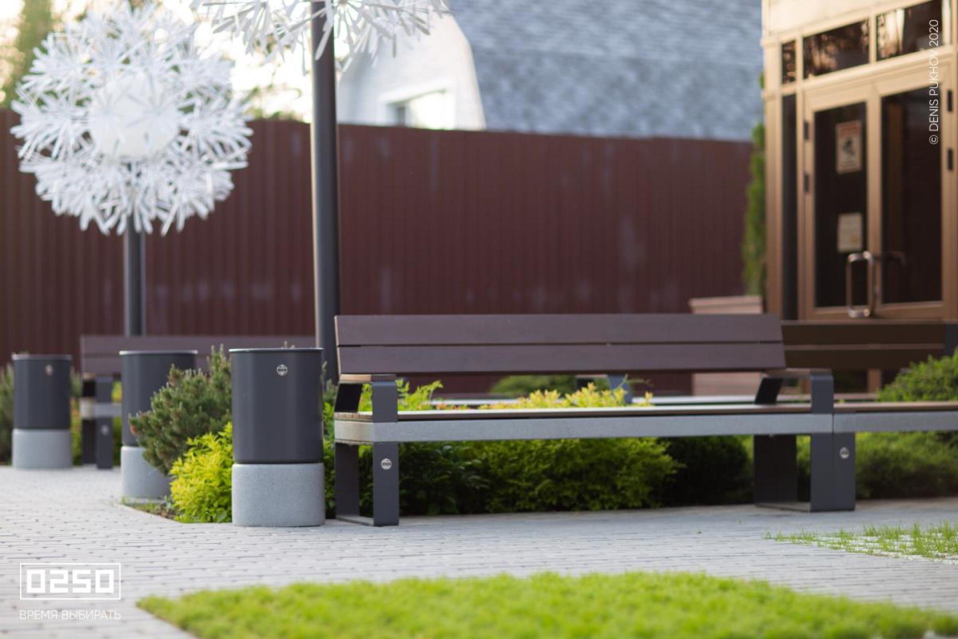 Парковая скамейка со спинкой и подлокотниками серый графит