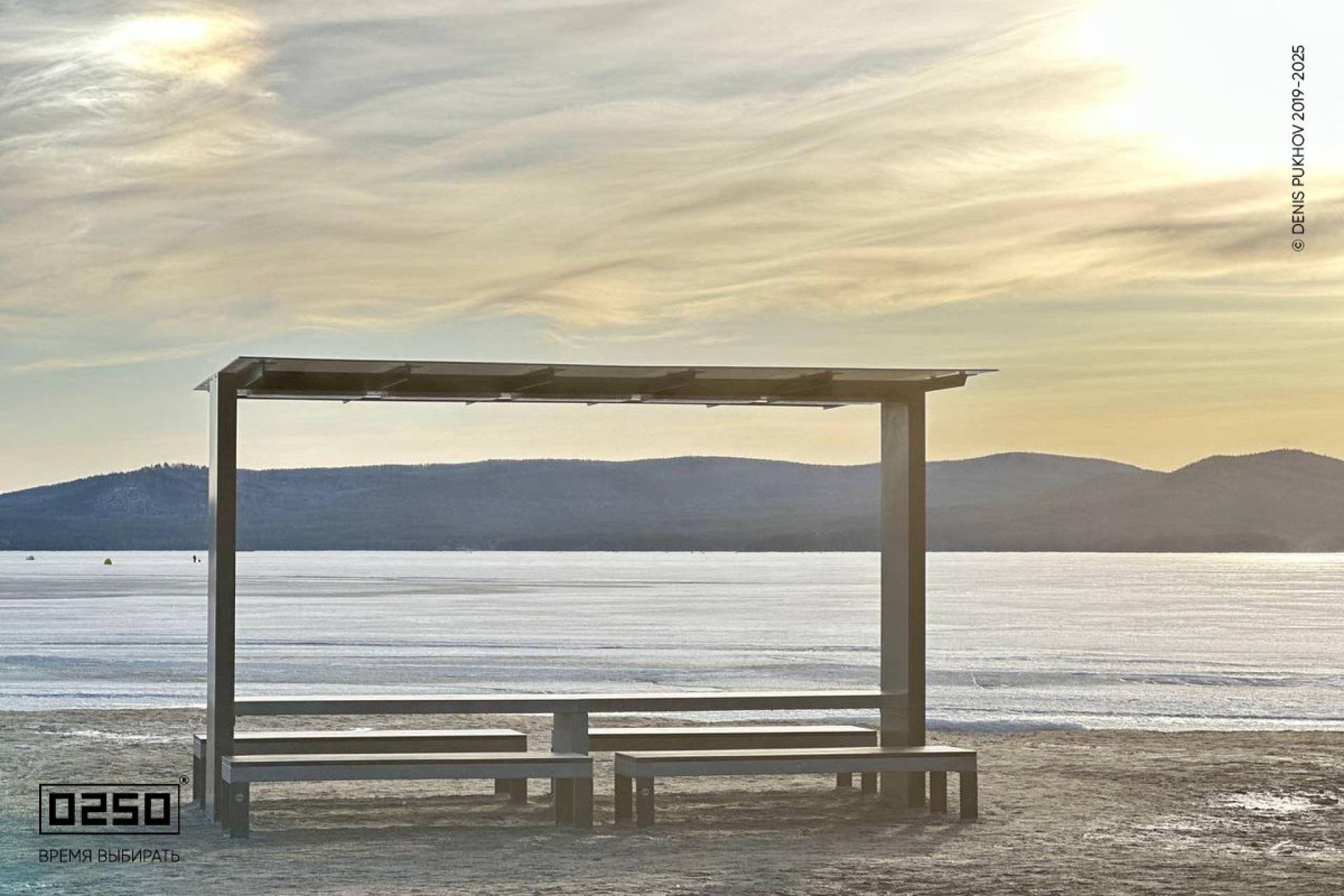 Портал с навесом и столом и скамейками озеро тургояк 