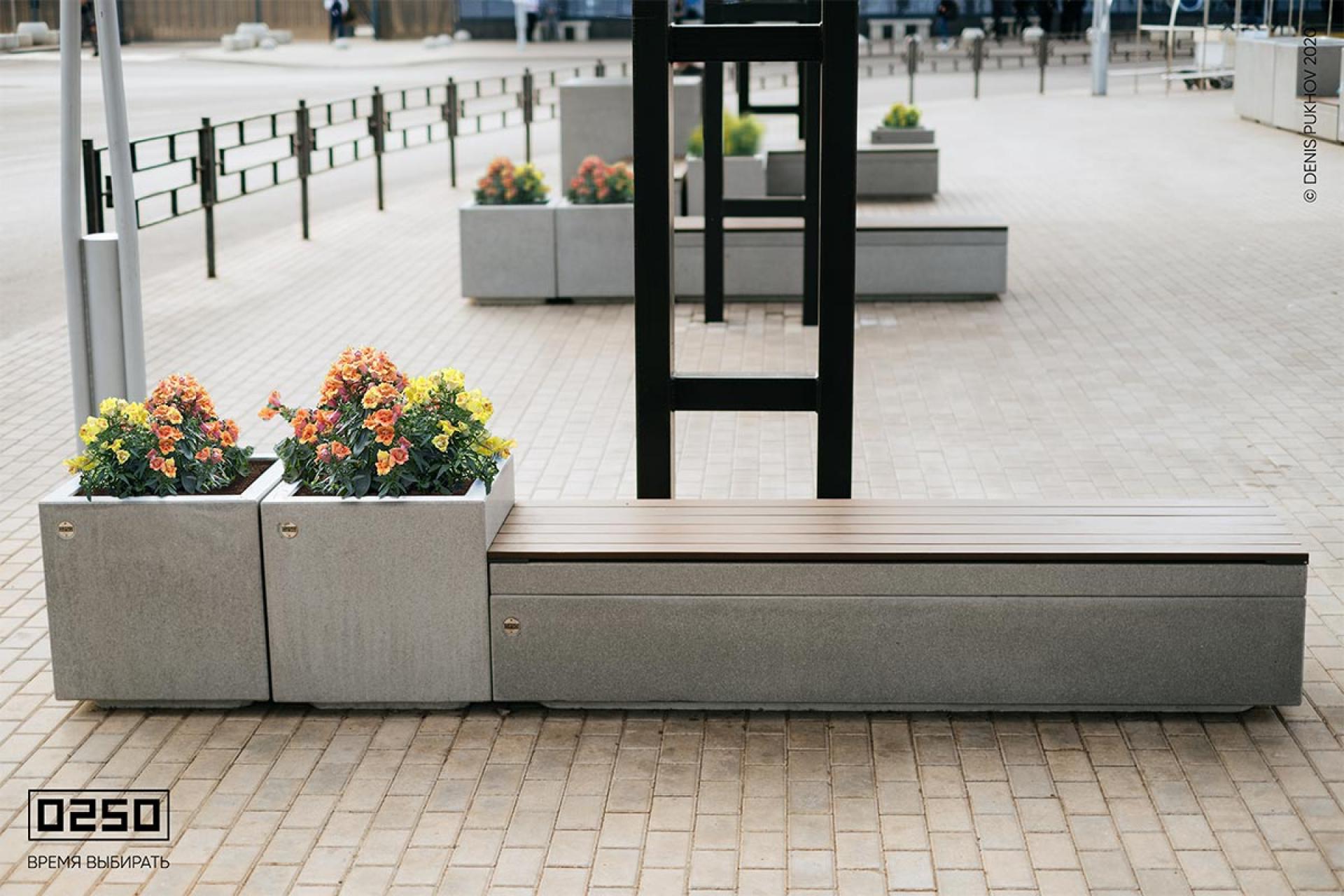 Скамейка бетонная с малым вазоном  аэропорт Уфа