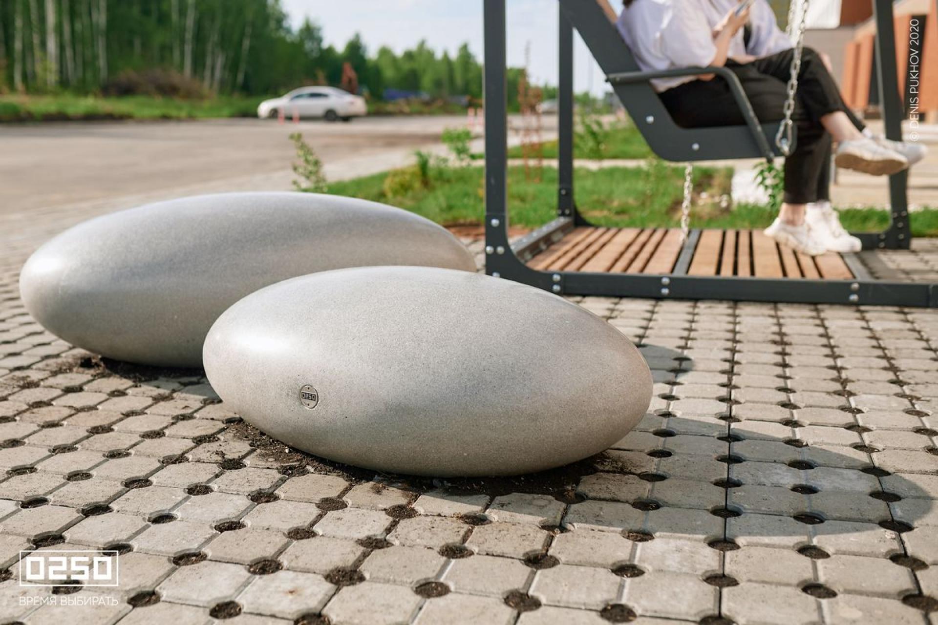 Гигантская галька скамейка