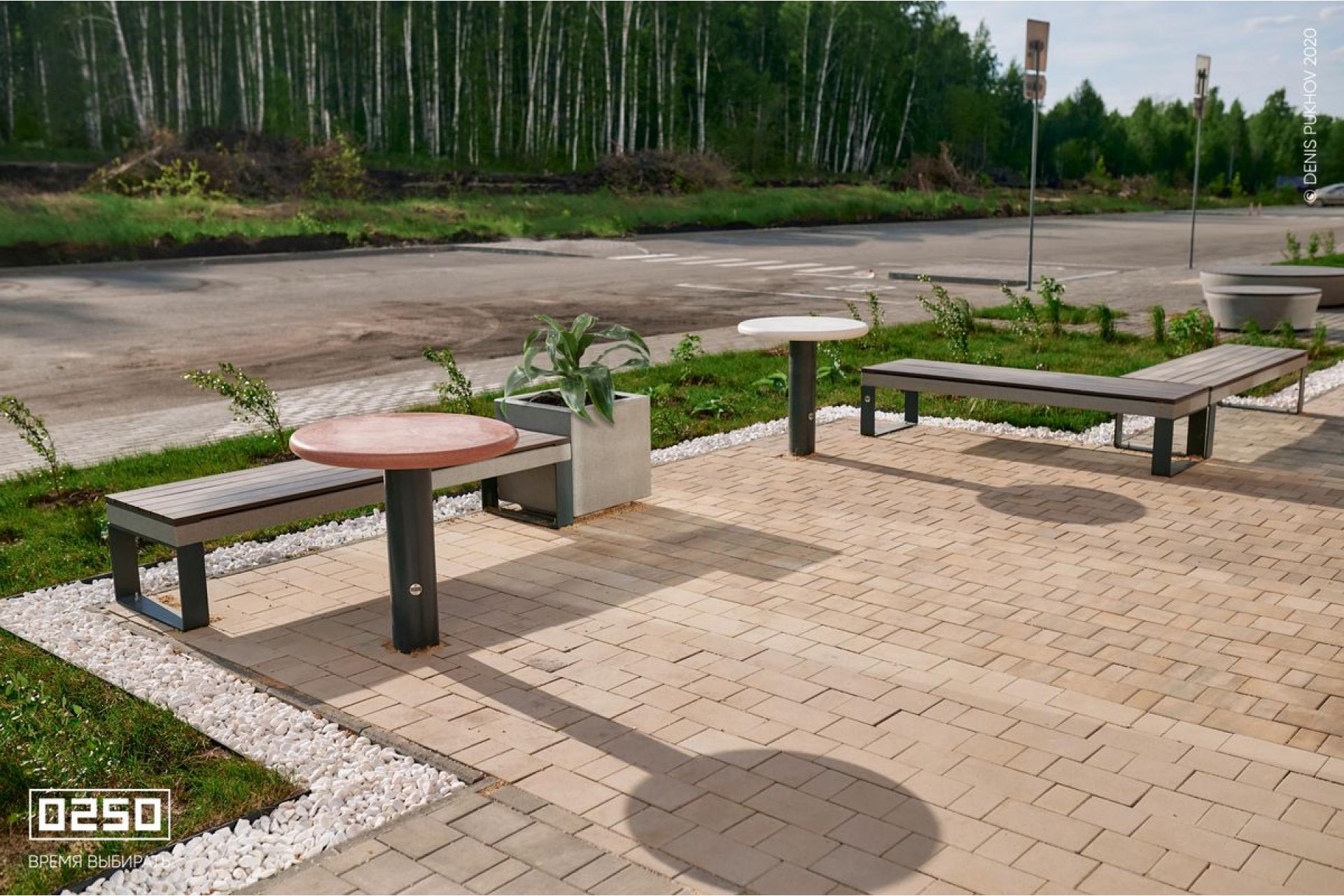 Фото Обеденный стол с круглой столешницей рыжего цвета ЖК Ньютон Челябинск