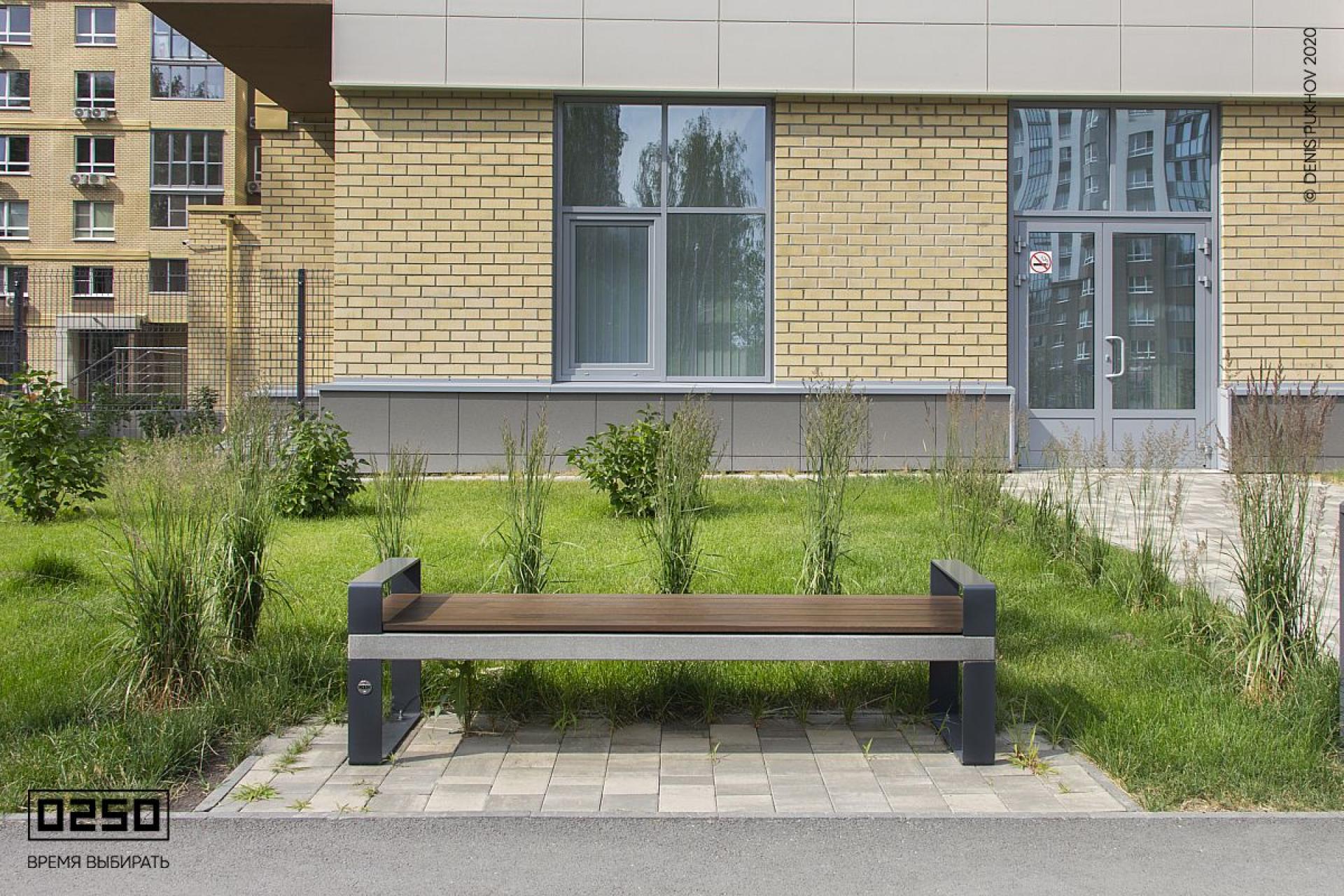 Парковая скамейка на ножках