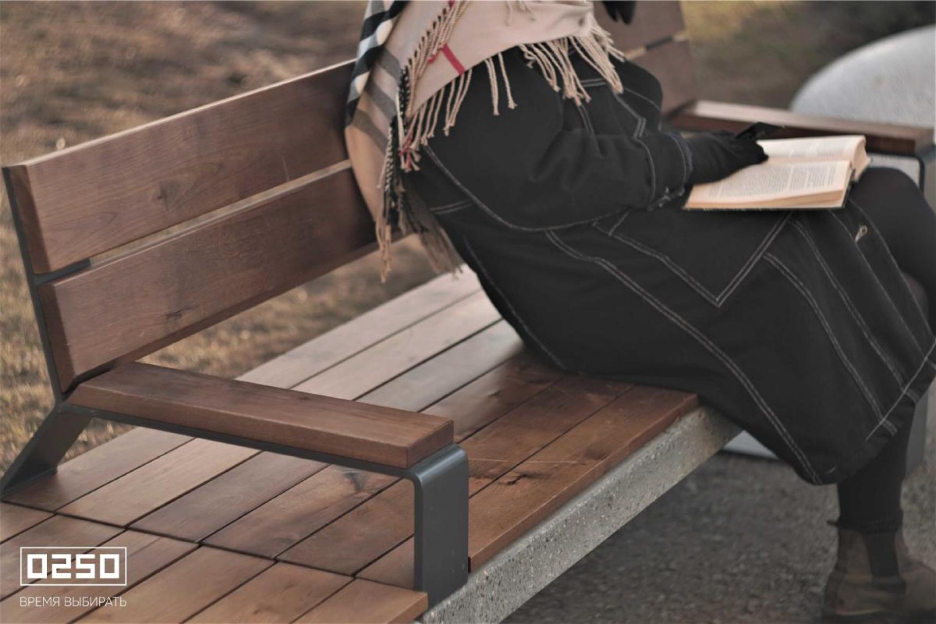 Парковая скамейка со спинкой и подлокотниками  0250