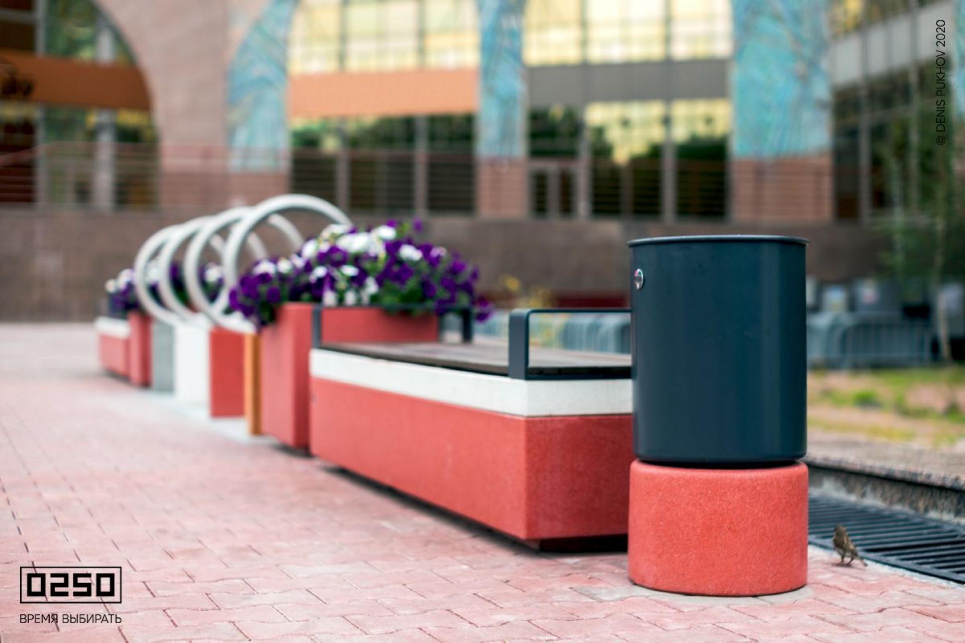 Бетонная скамейка с подлоктинками красного цвета 0250