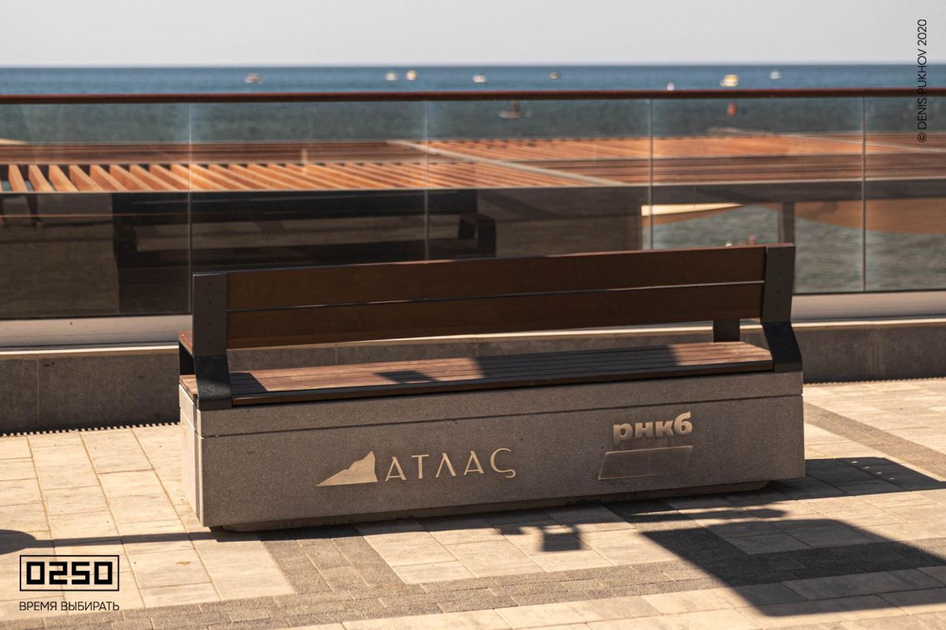 Уличная Скамейка прямая со спинкой и подлокотниками на блоке производство 0250