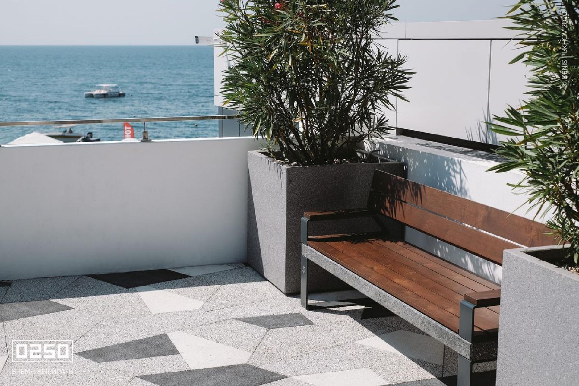 Парковая скамейка со спинкой и подлокотниками  серый графит с бетонными вазонами