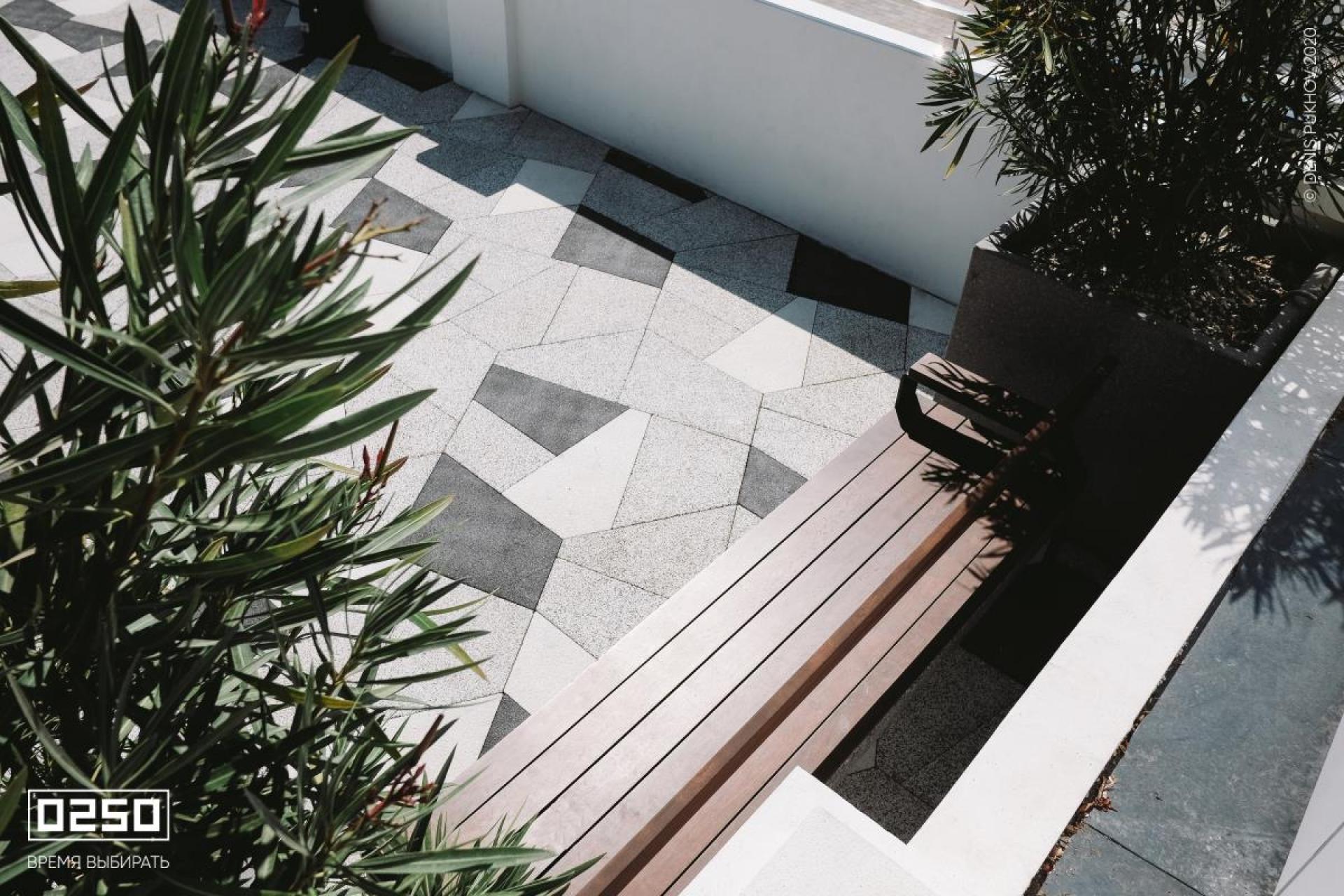 Парковая скамейка со спинкой и подлокотниками 