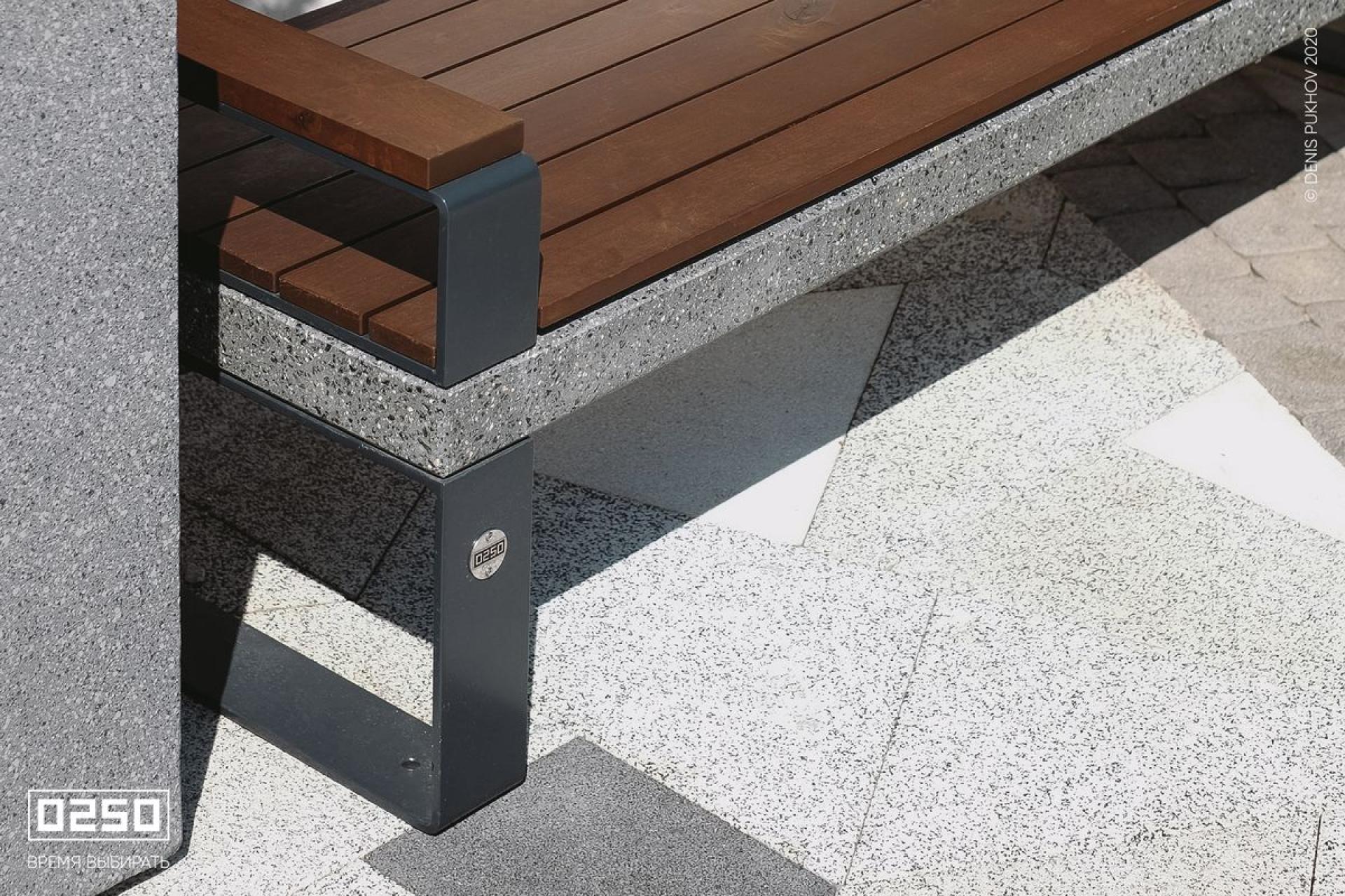 Парковая скамейка со спинкой и подлокотниками  серый графит