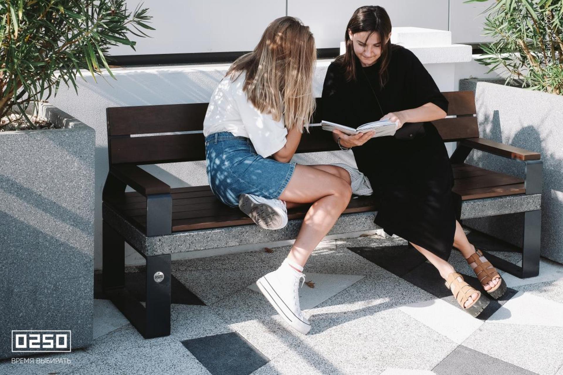 Парковая скамейка со спинкой и подлокотниками 