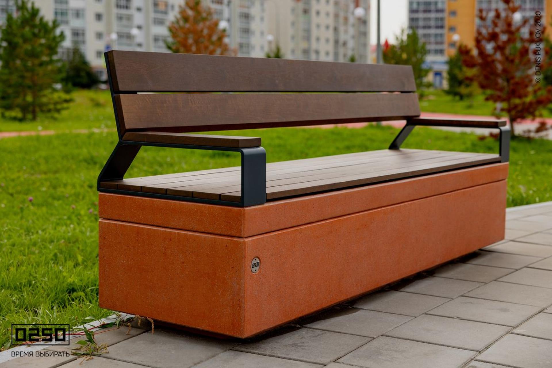 Уличная Скамейка прямая со спинкой и подлокотниками на блоке производство 0250