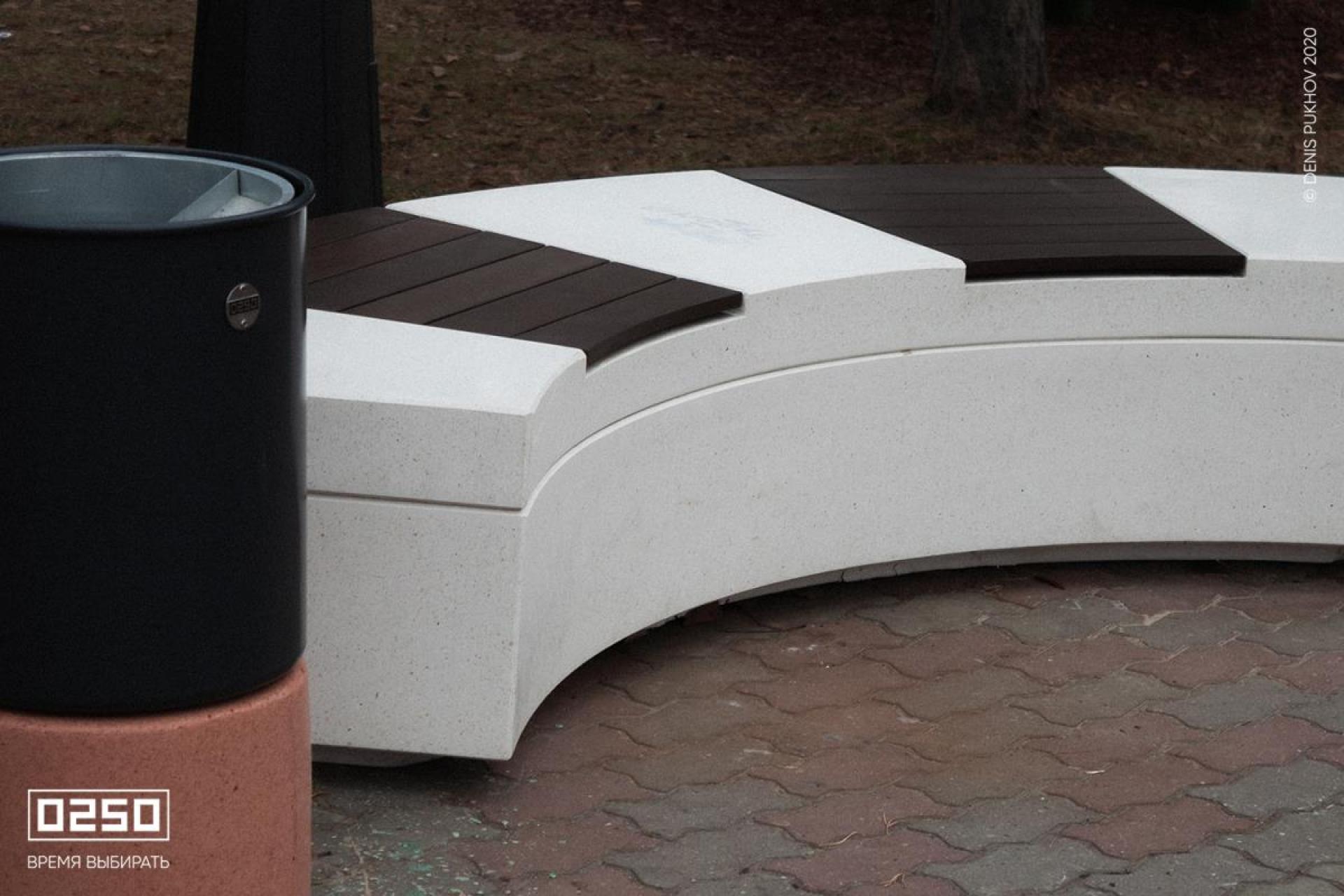 Бетонная радиальная скамья 90°  белый кварц 