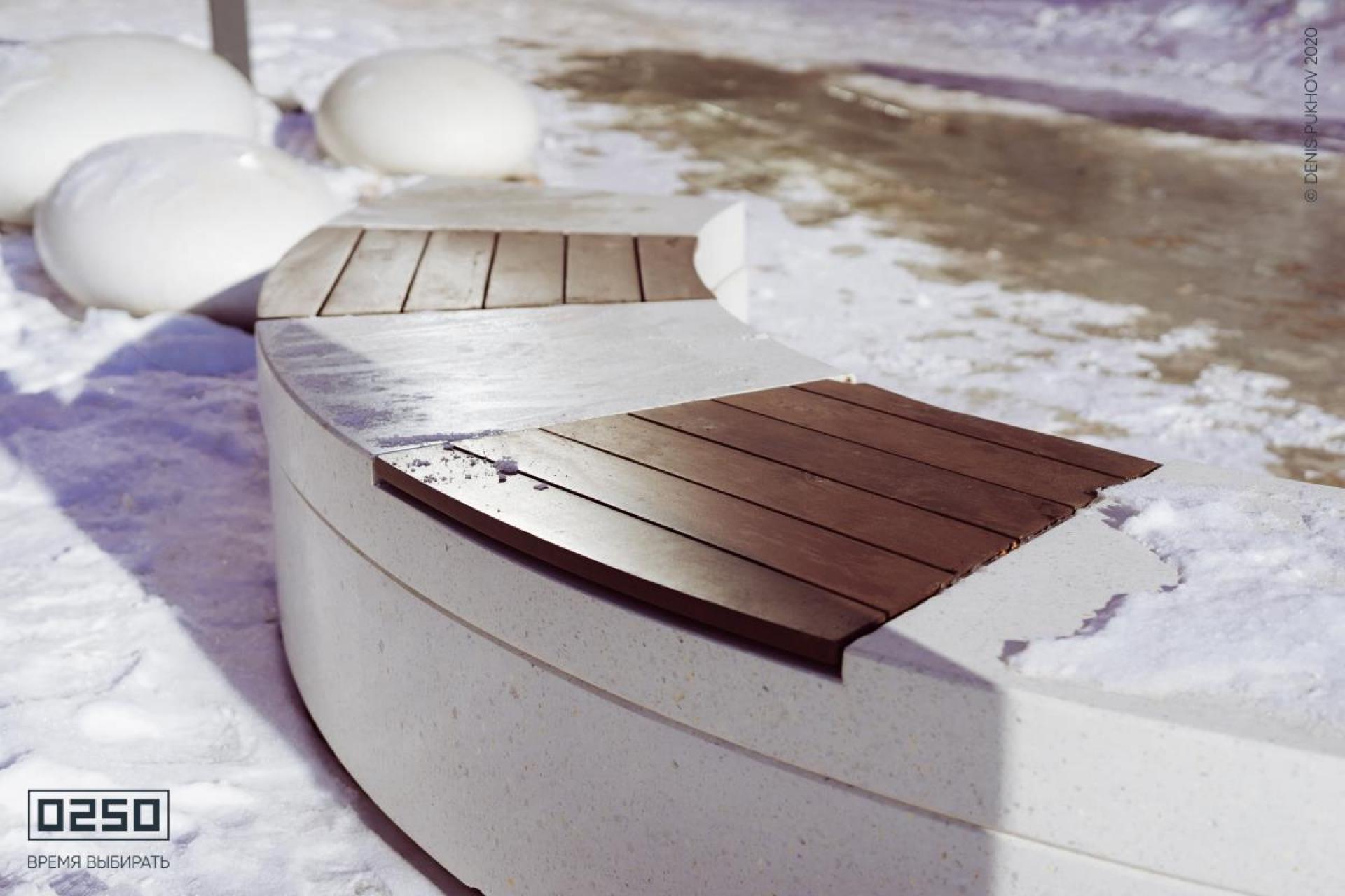 Бетонная радиальная скамейка 90°  белый кварц