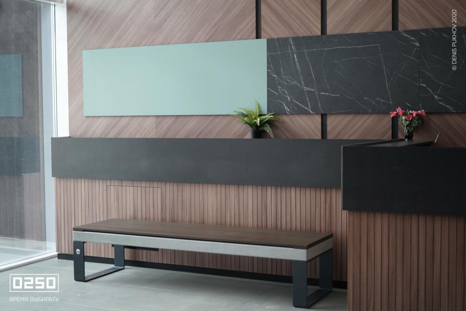 Парковая скамейка на алюминиевых ножках в холле