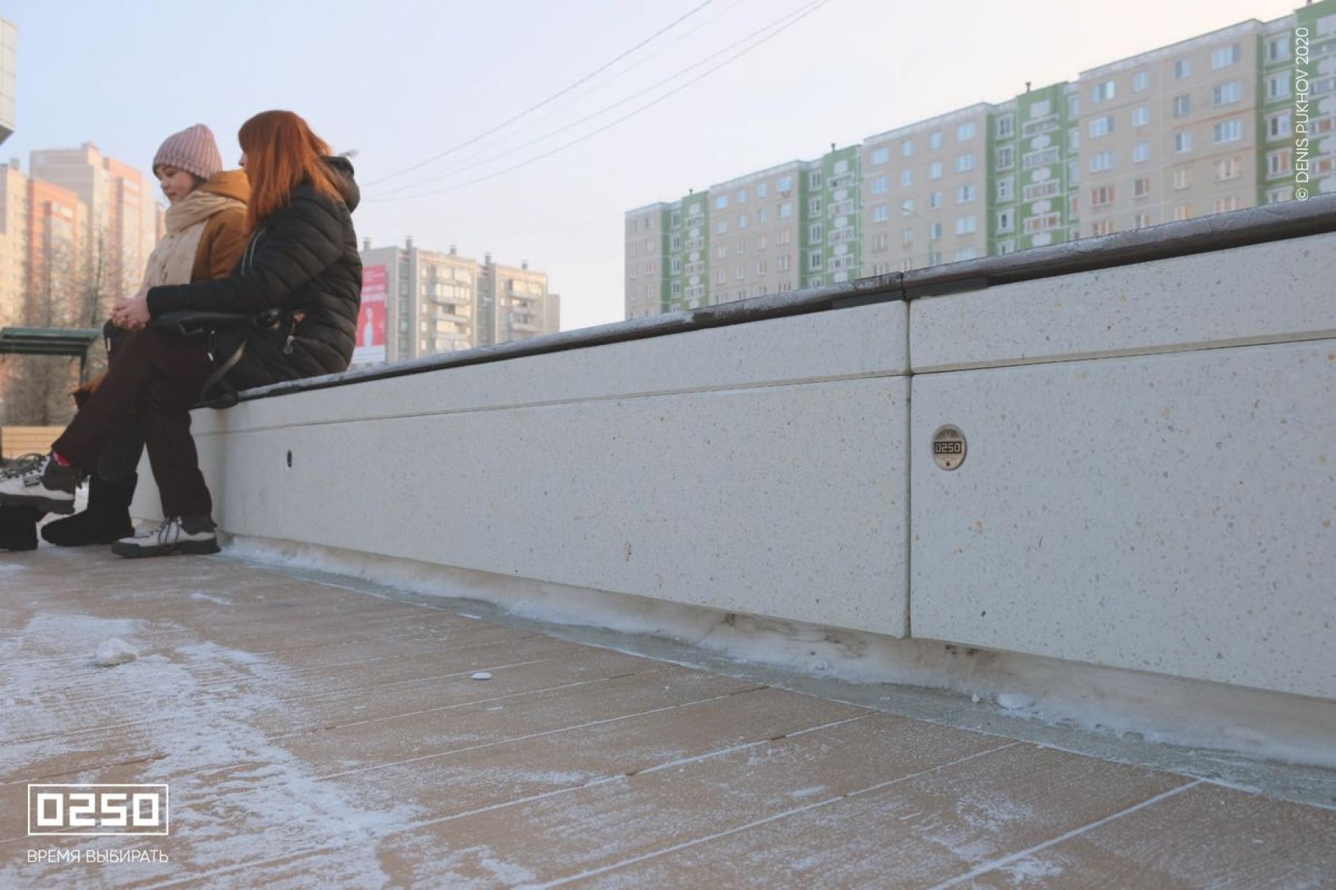 Бетонные скамейки из белого бетона 