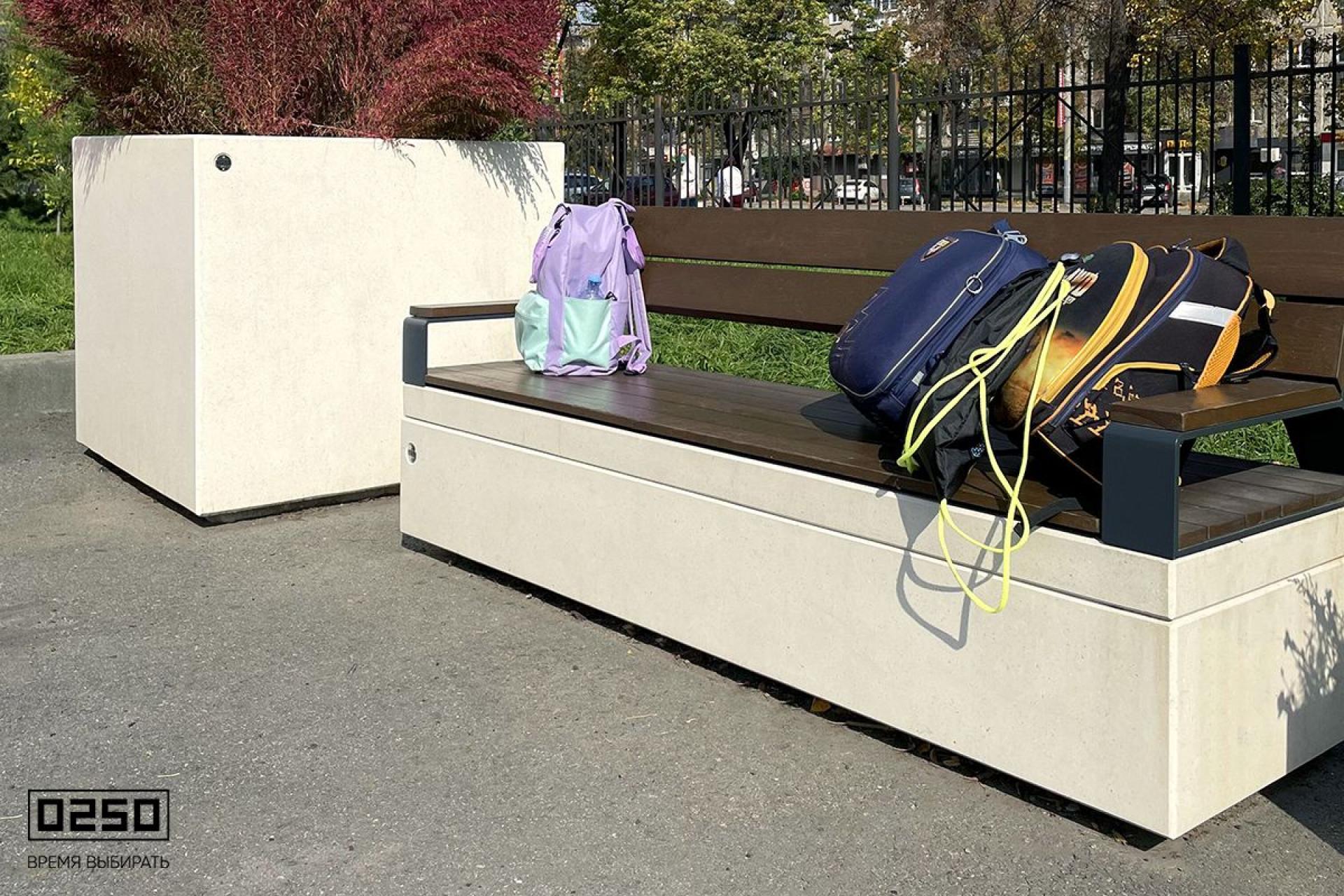 Уличная Скамейка прямая со спинкой и подлокотниками на блоке производство 0250