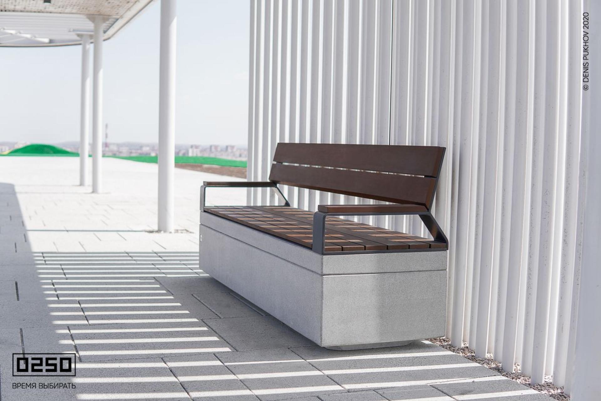 Бетонная скамейка со спинкой в полуоборот .