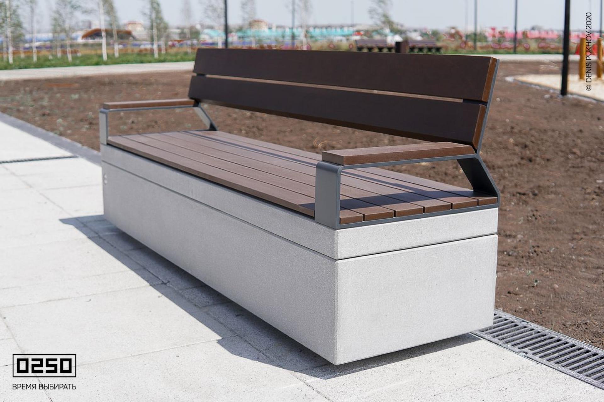 Бетонная скамейка со спинкой 