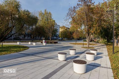 Сквер Славянский был основан еще в шестидесятые годы. Он подарил радость и незабываемые прогулки не одному поколению и теперь пришло время его модернизации.