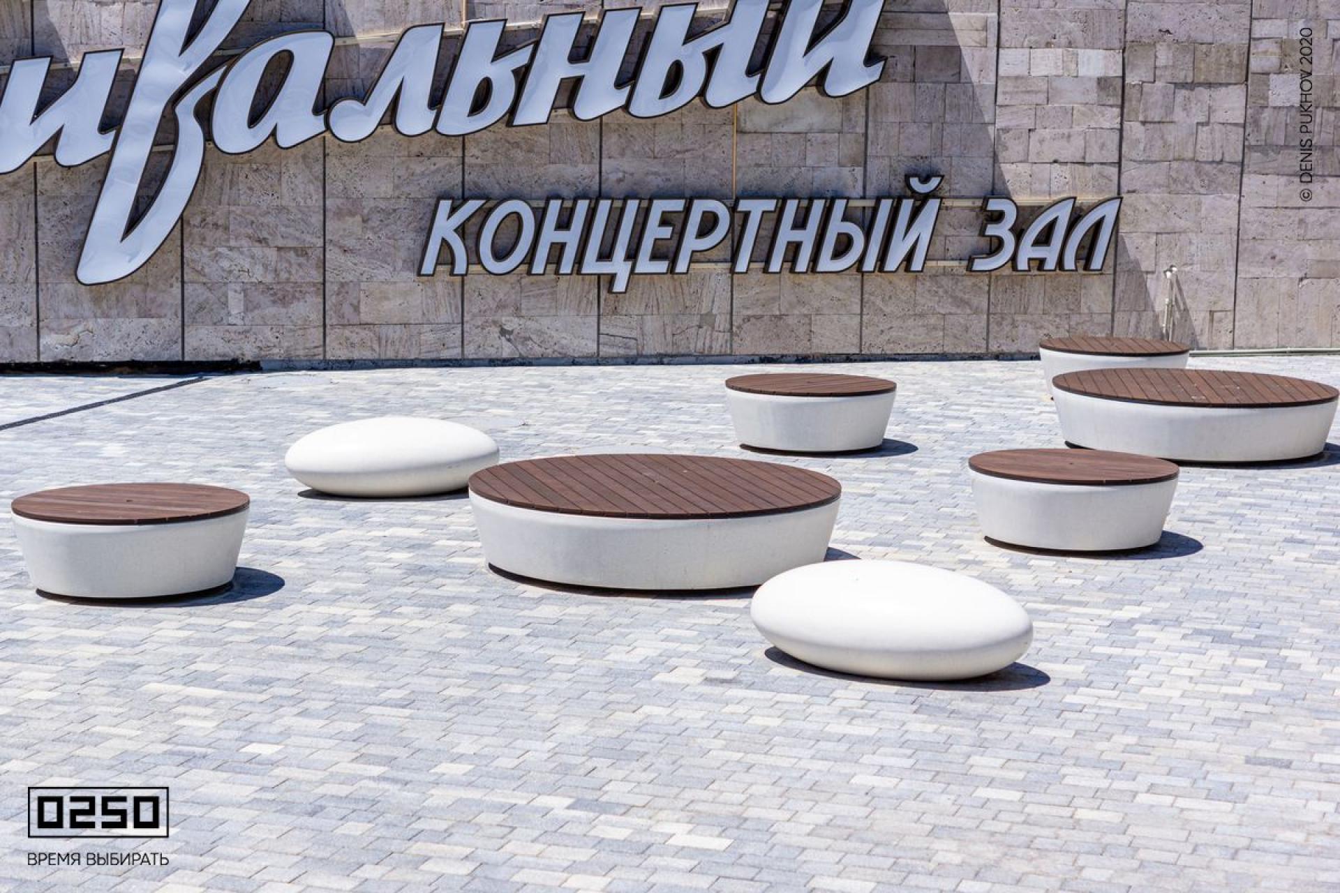 Круглые скамейки и камень времени 