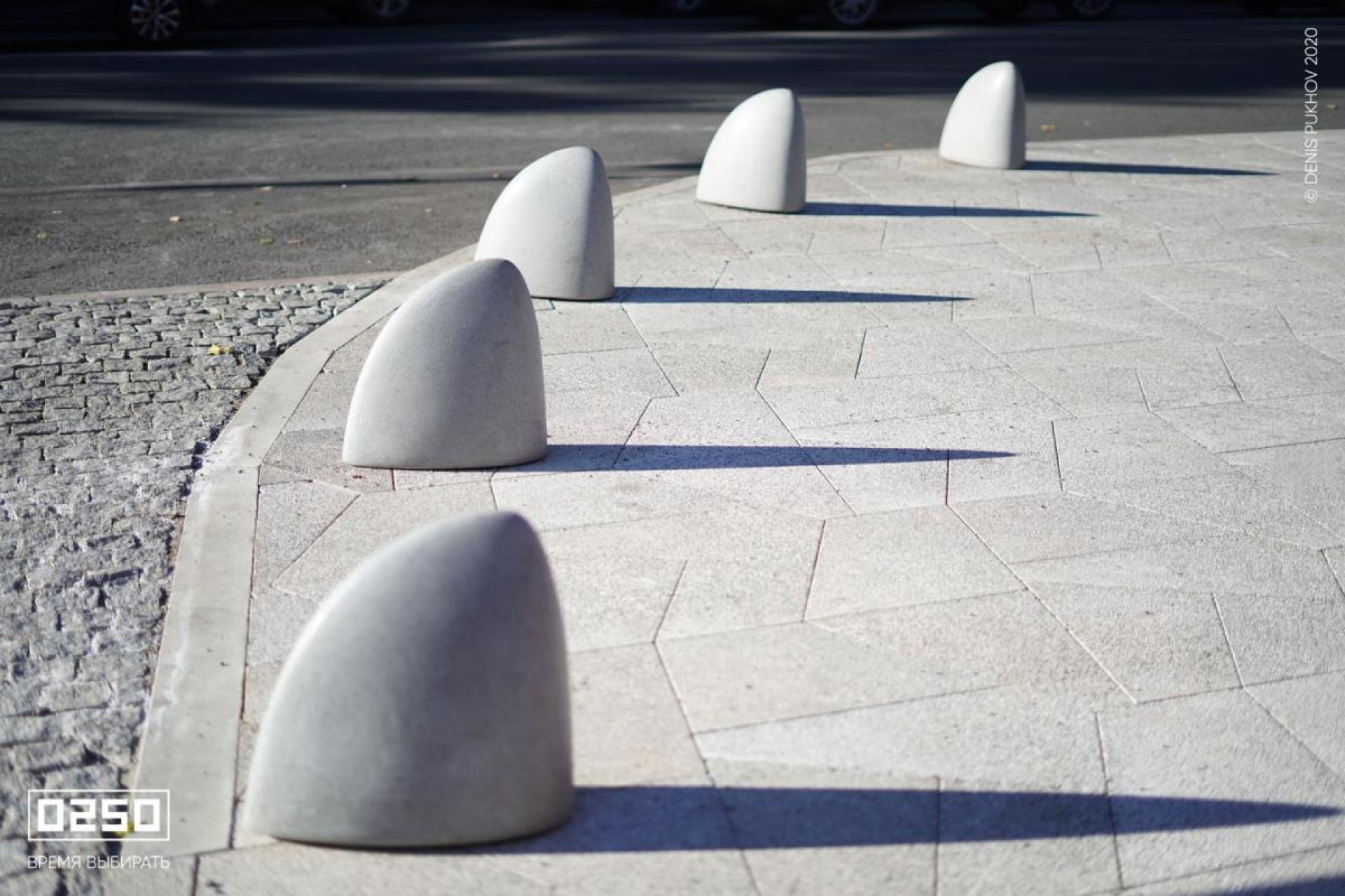 Парковочный плавник большой белый бетон
