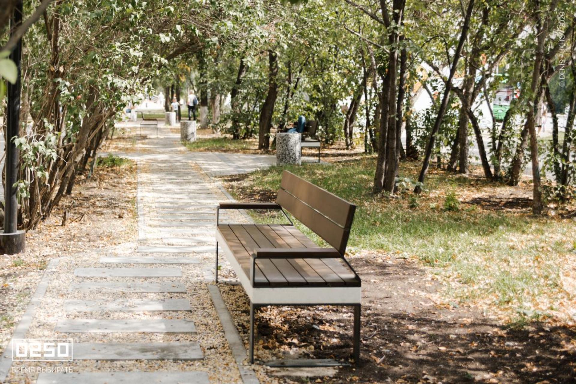 Парковая скамейка со спинкой и подлокотниками  белый кварц