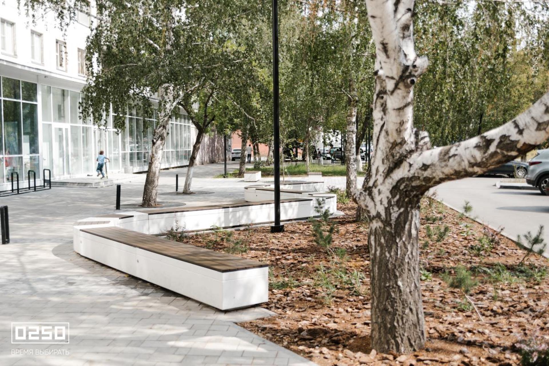 Модульная бетонная криволинейная скамейка белый бетон