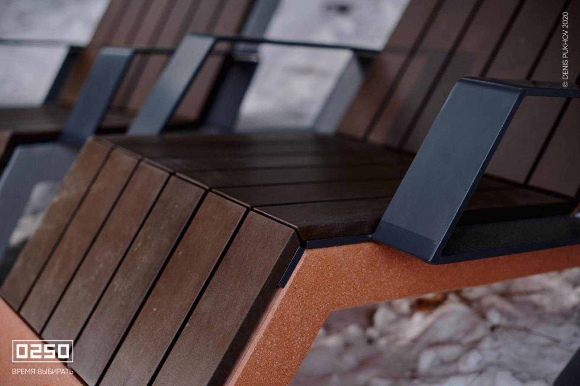 Фото: Зона отдыха из бетонных шезлонгов в снегу у офиса Челябинск