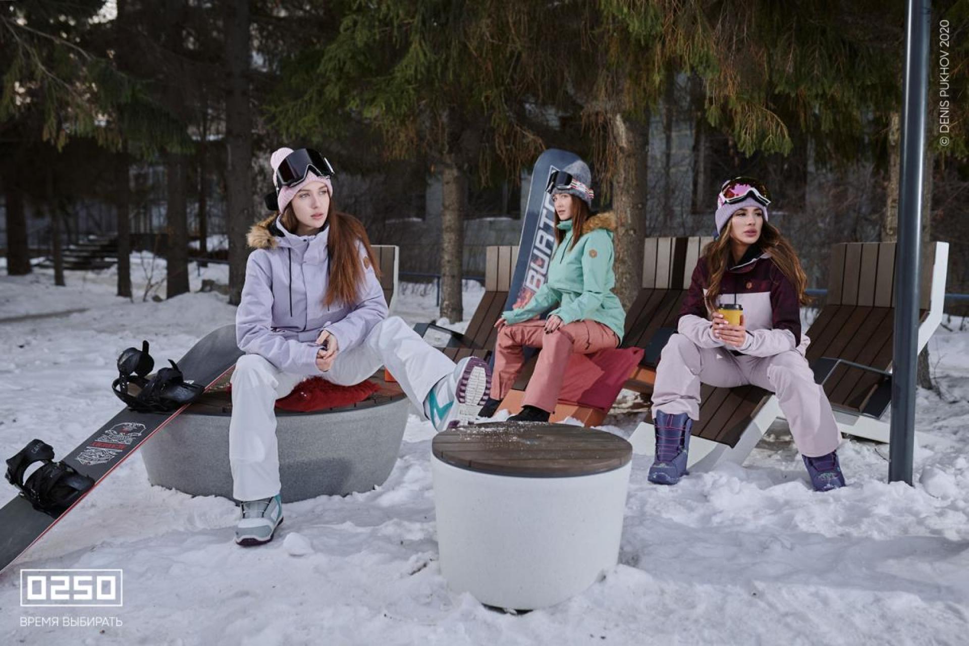 Фото: Сноубордисты зона отдыха из бетонных кресел  у офисного здания Челябинск