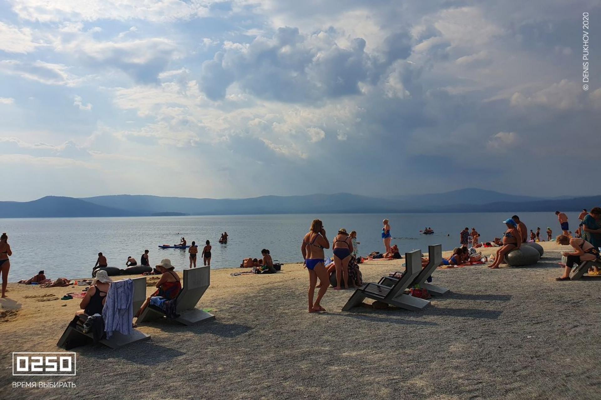 Фото: Уличный бетонный шезлонг на берегу озера