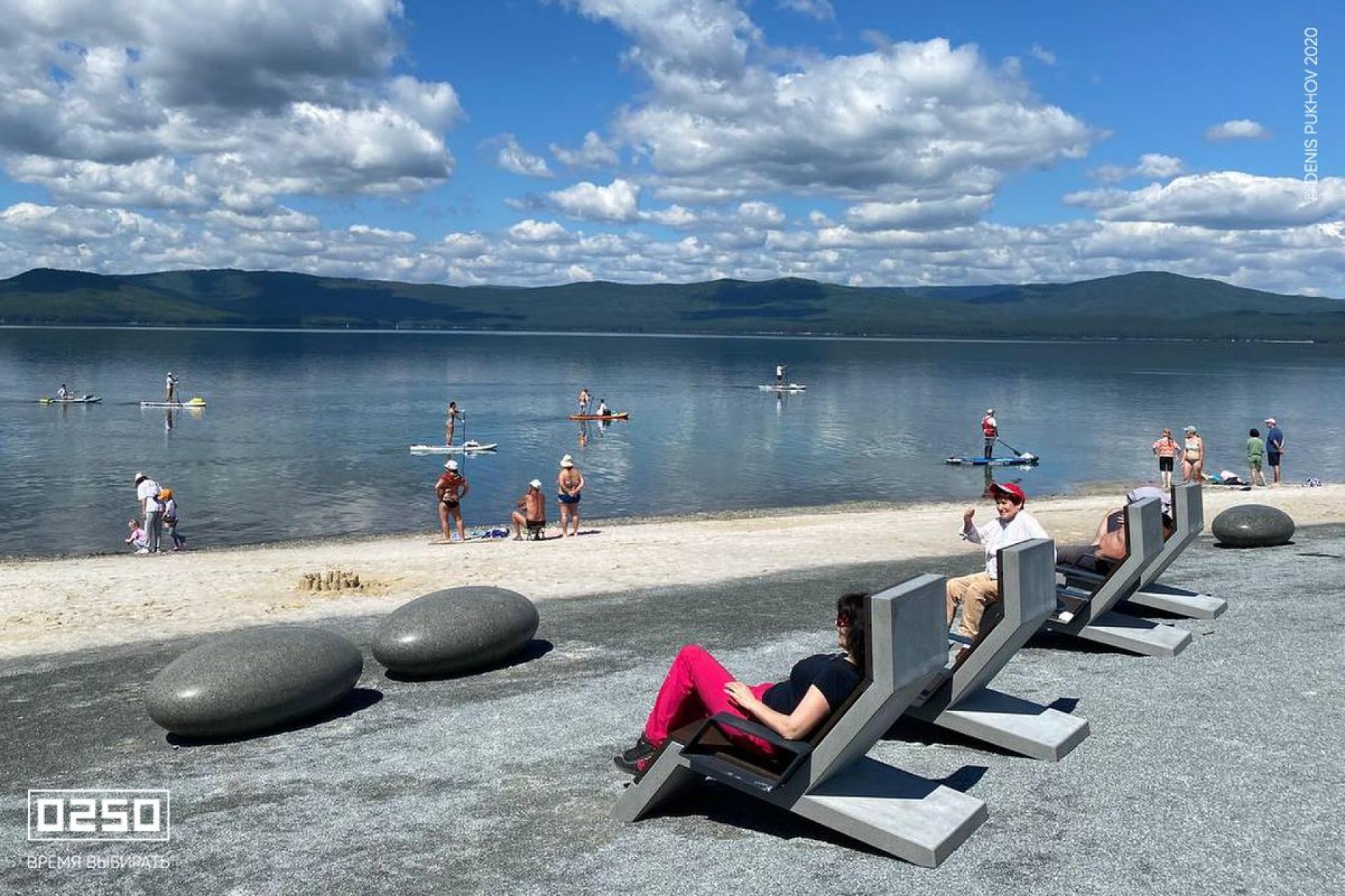 Фото: Бетонные лежаки Пляжный отдых на озере