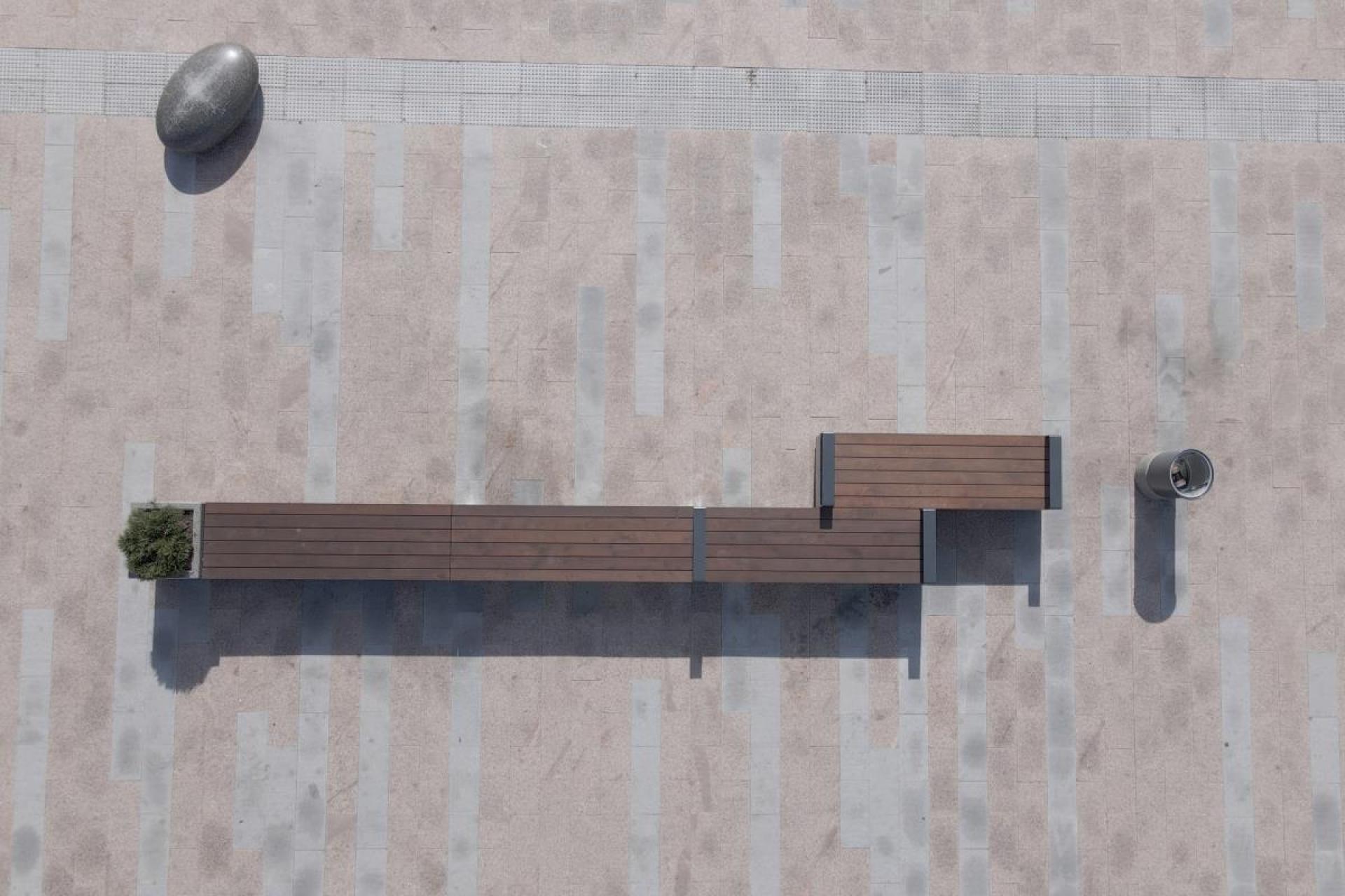 Бетонная скамейка с подлокотниками с настилом цвет Лунный кратер СМП.ЛК.НГ3.ЛК.ТБ от производителя 0250 Иллюстрация вид сверху бетонная скамейка с подлокотниками без спинки в линейной модульной скамейке