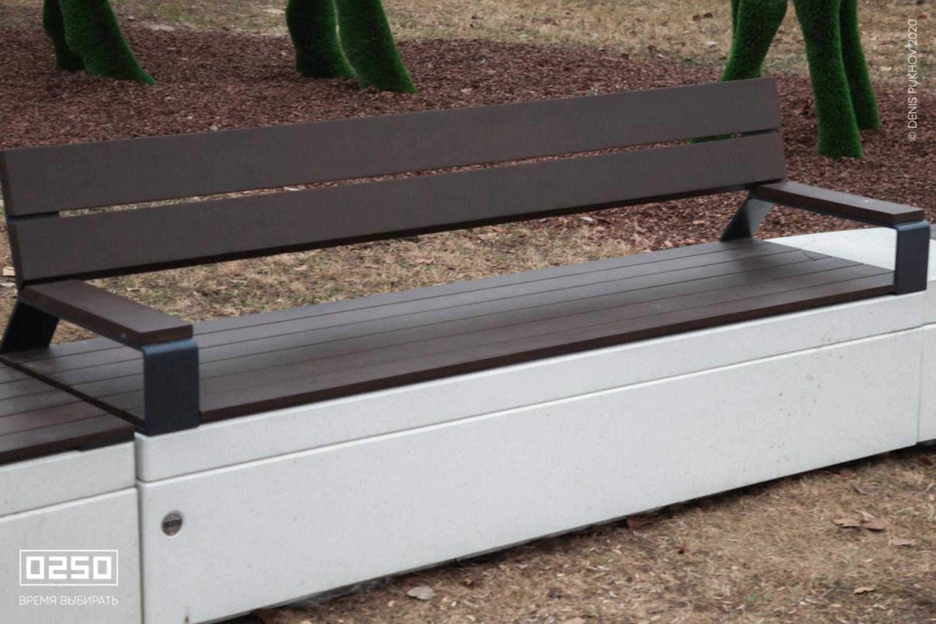 Фото Бетонная скамейка на подпорной стенке со спинкой белого цвета в линенйное модульной скамейке парк в г.Пытьях