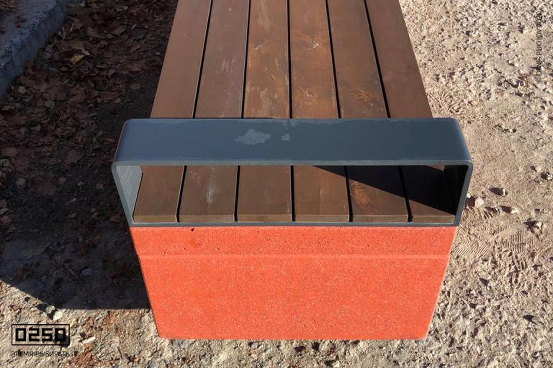  Фото Бетонная скамейка на подпорной стенке красного цвета