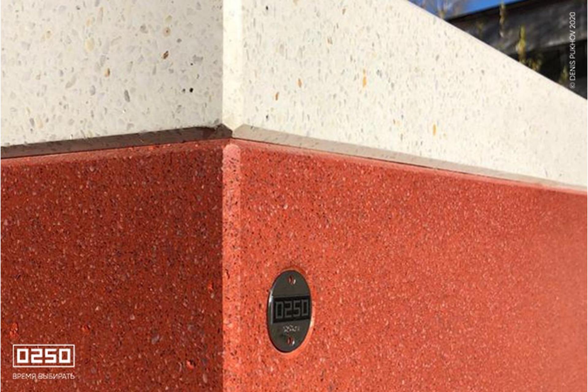 Фото Скамейка из бетона двух цветов красный низ белый верх без настила крупным планом