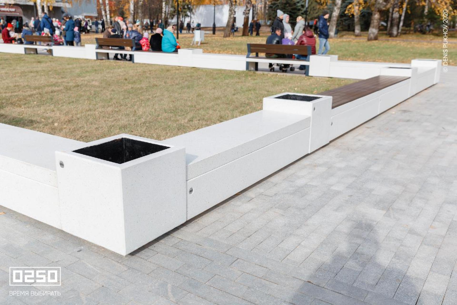 Скамейка бетонная без настила белый кварц СМБ.БК.НГ3.БК от производителя 0250 Фото Скамейка из ультрабетона без настила в уголовой линейной скамейке белого цвета парк Первомайский Уфа
