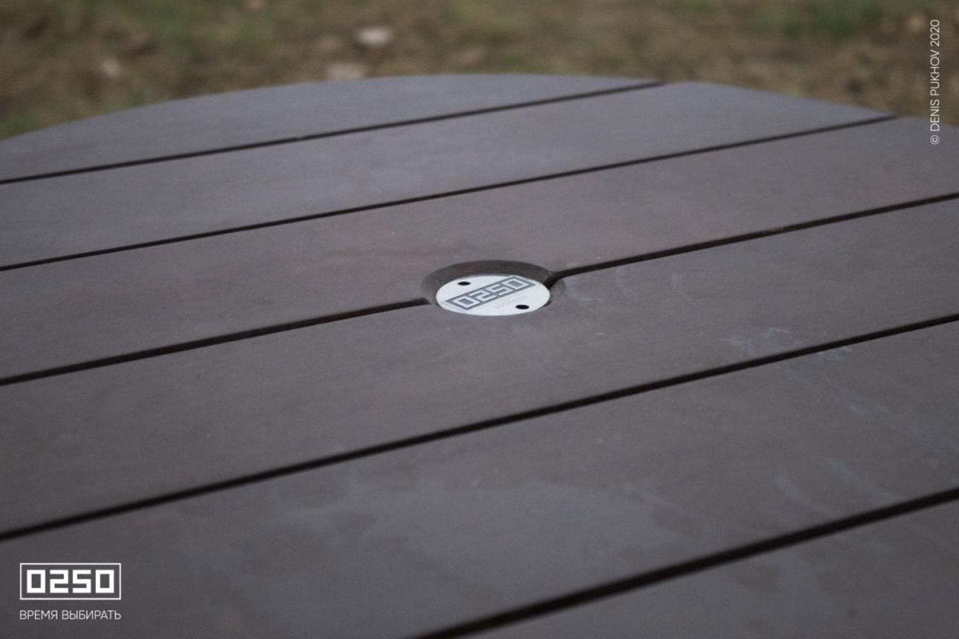 Фото: Настил из термодерева большой круглой скамейки 