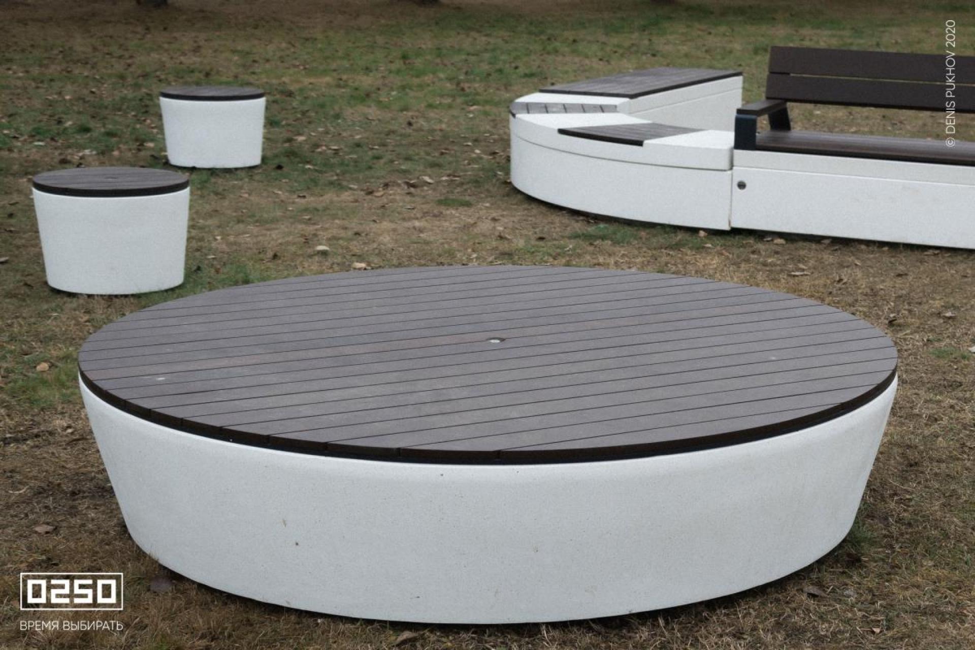 Фото: Большая курглая бетонная скамейка в парке