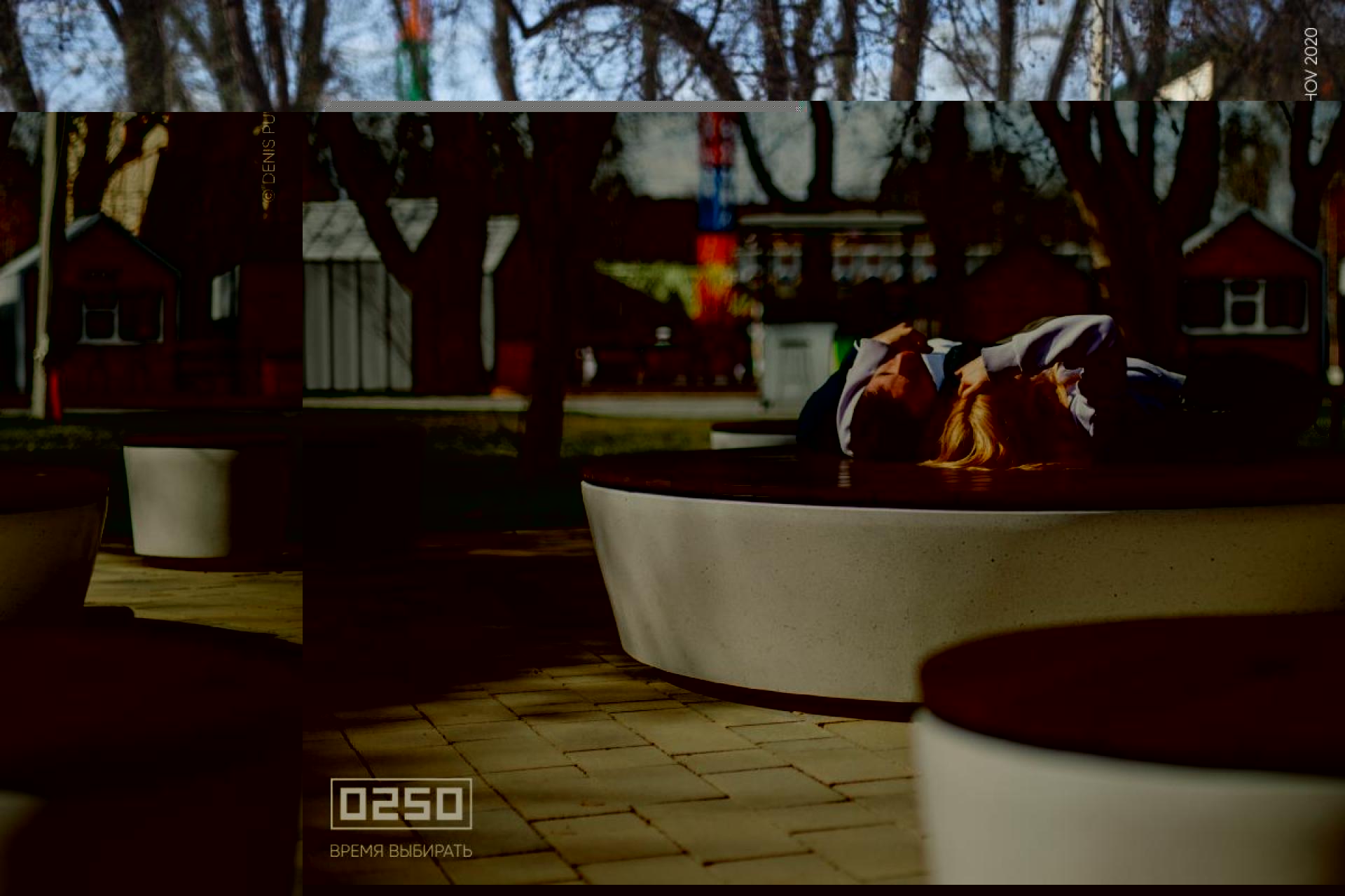 Фото: Отдыхающие на большой круглой бетонной скамейке