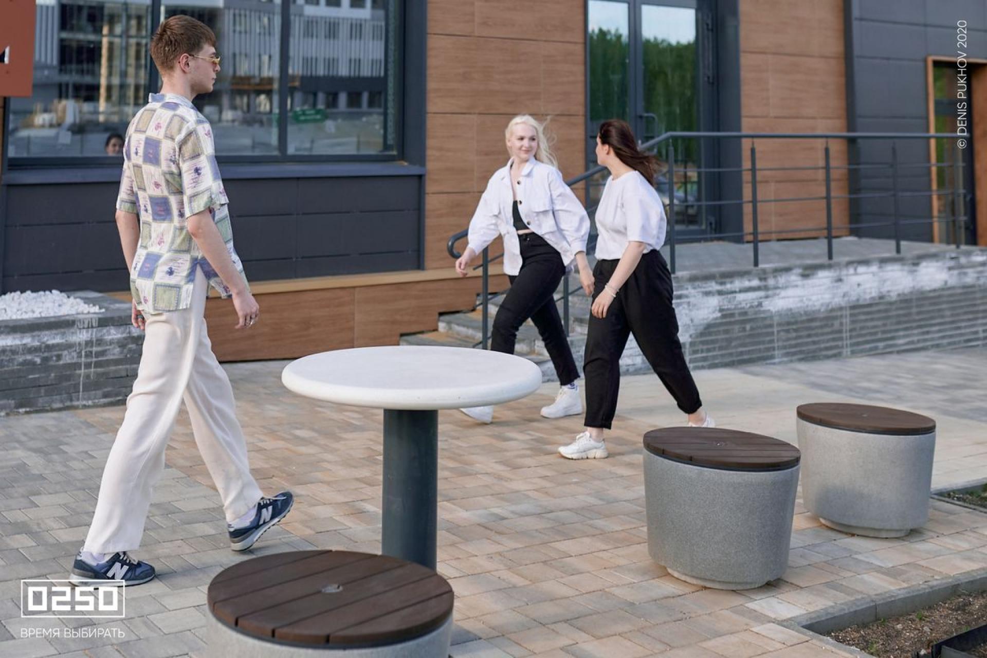 Фото Уличный обеденный стол из бетонна белого цвета ЖК Ньютон Челябинск