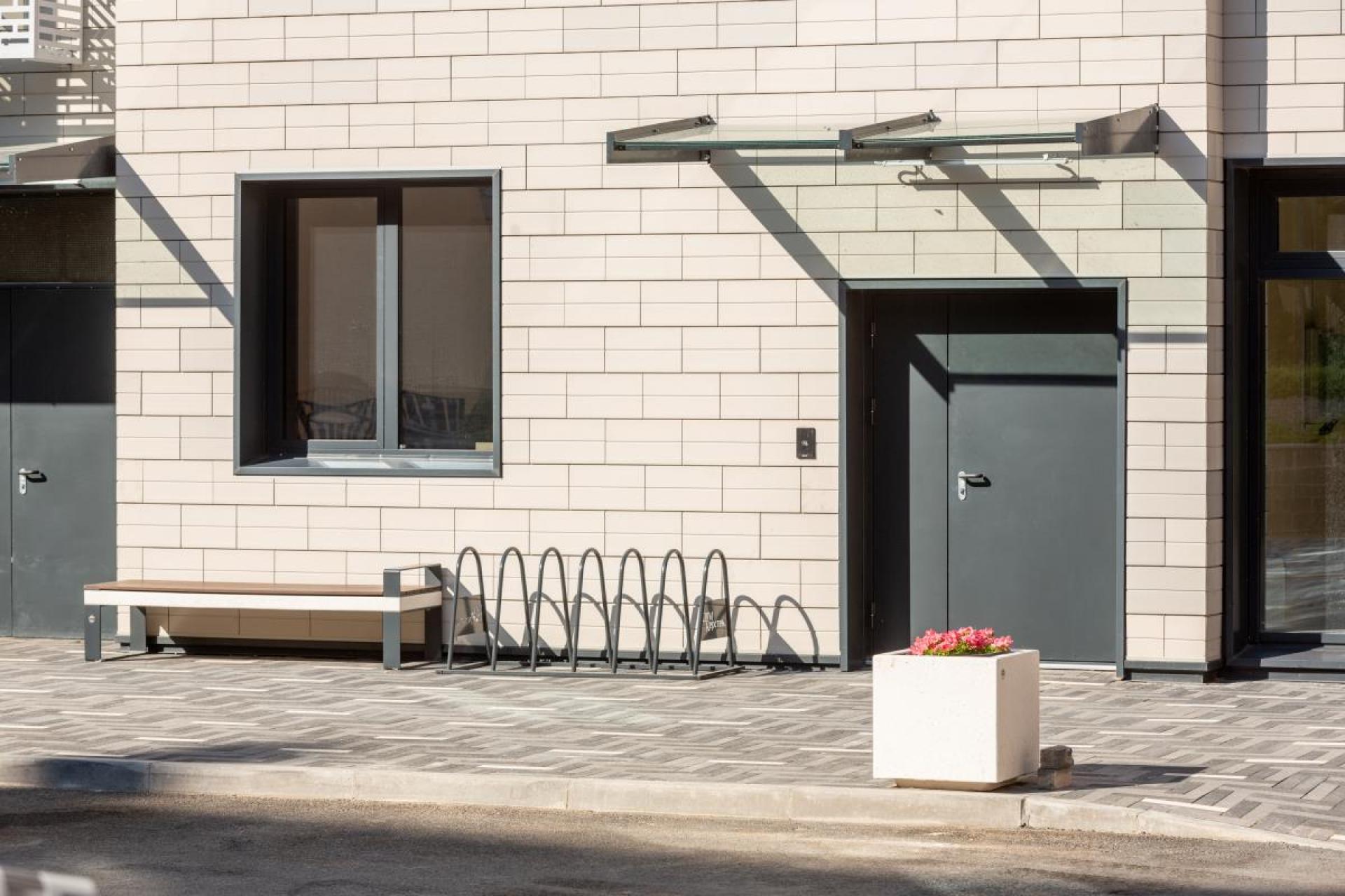 Вазон бетонный КУБЭ 550 напольный для улицы цвет белый кварц от производителя 0250 Фото: Вазон уличный из полированного архитектурного бетона во дворе жилого комплекса Москва