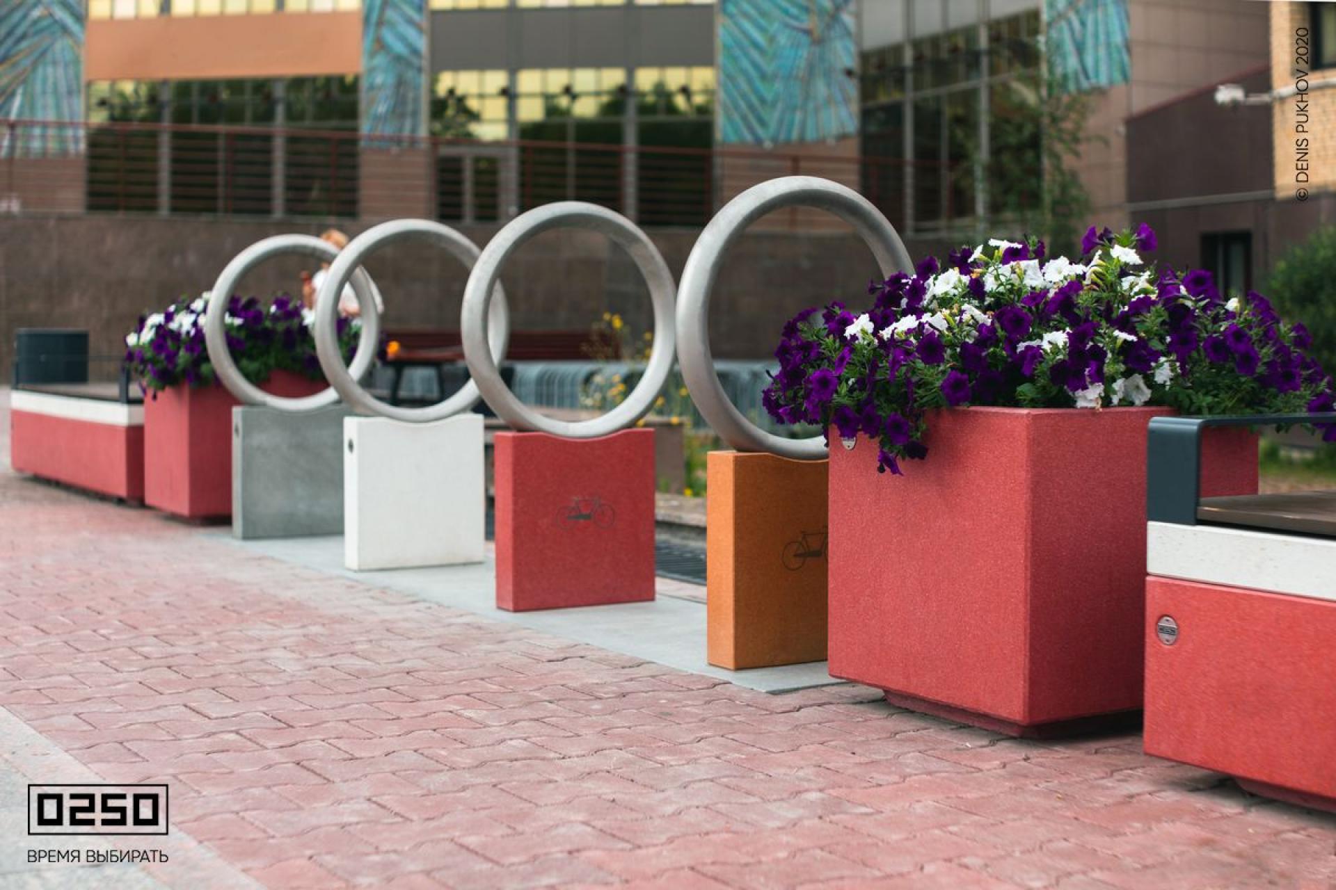 Вазон бетонный КУБЭ 550 напольный для улицы цвет серый графит от производителя 0250 Фото: Вазон из  бетона уличный напольный со скамейками набережная Челябинск