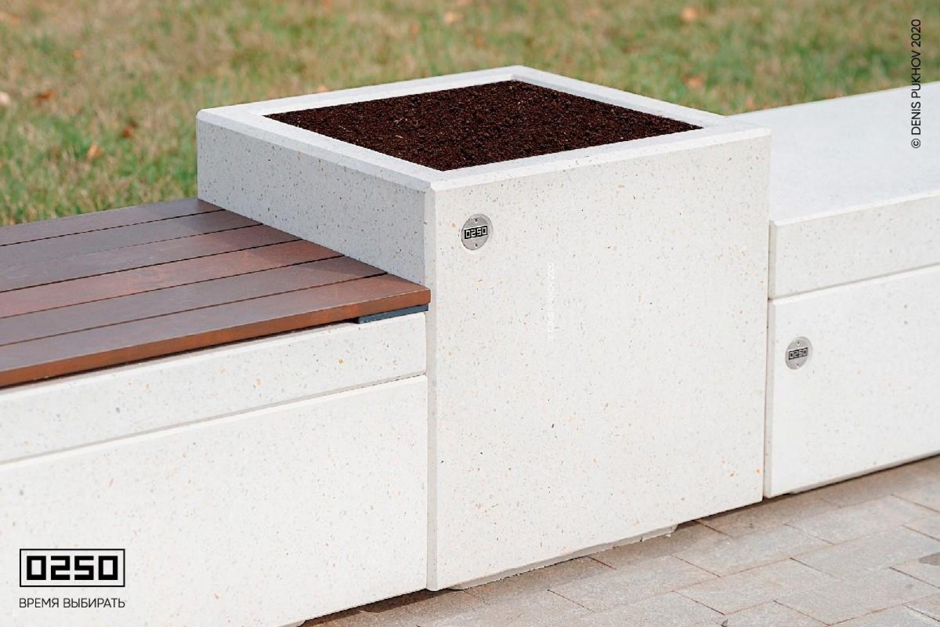 Вазон бетонный КУБЭ 550 напольный для улицы цвет белый кварц от производителя 0250 Фото: Вазон из полированного бетона уличный напольный с скамейками Парк Первомайский Уфа