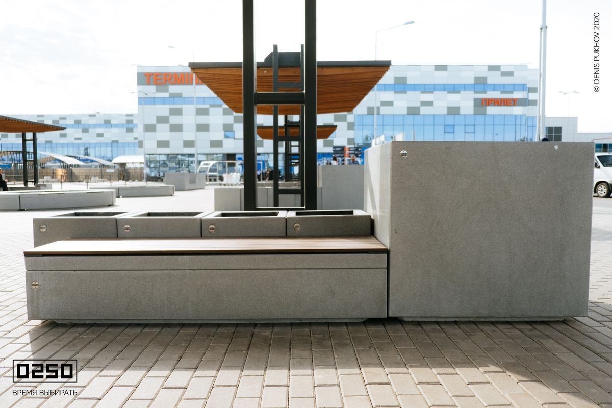 Скамейка бетонная с большим бетонным вазоном от 0250 аэропорт Уфа