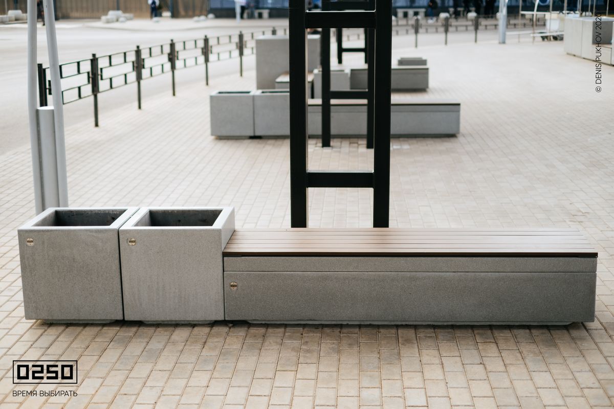 Скамейка бетонная с малым вазоном  аэропорт Уфа