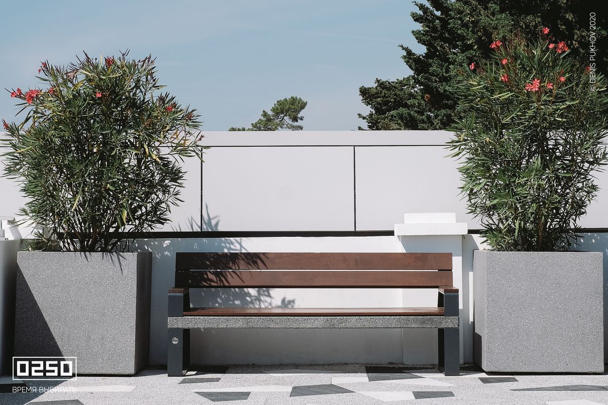 Парковая скамейка со спинкой и подлокотниками  серый графит с бетонными вазонами