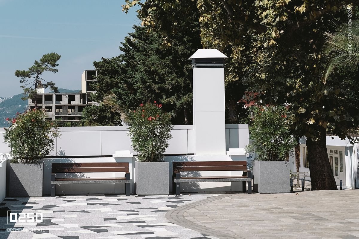 Парковые скамейки со спинкой и подлокотниками  серый графит с бетонными вазонами