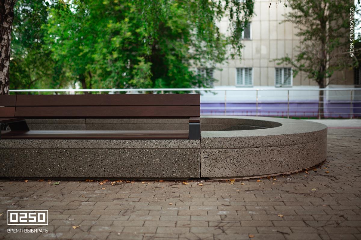 Фото Бетонная скамейка радиальная без настила на бульваре Комсомольского проспекта