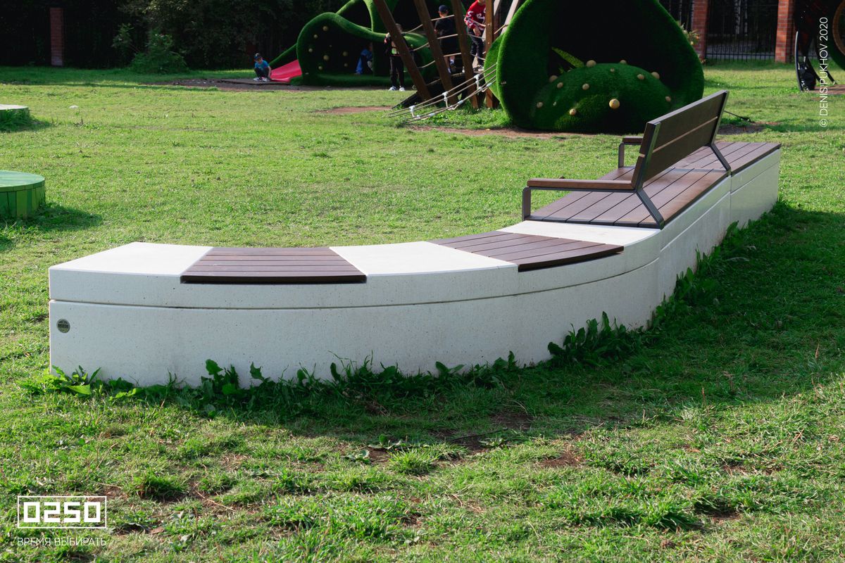 Фото Бетонная скамейка четверть круга белая в моульной скамье змейке в саду