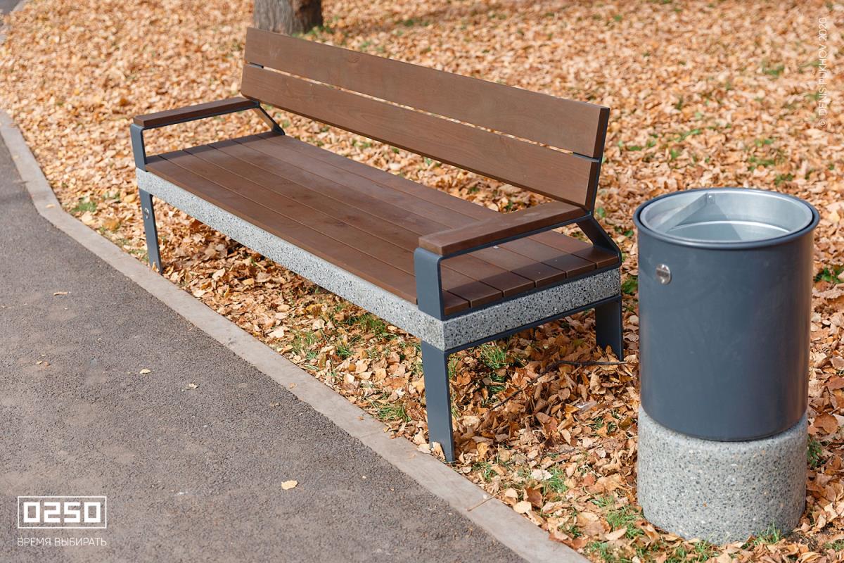 Фото Красивая скамейка с урной в парке осенью 