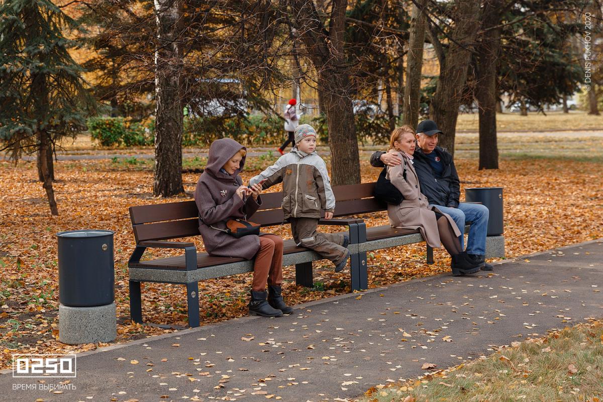 Фото Две скамейки уличные в парке Челябинск